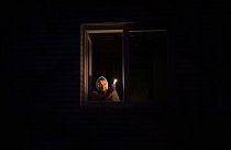 Une habitante lors d'une panne de courant, à Borodyanka, dans la région de Kyiv, en Ukraine, jeudi 20 octobre 2022.
