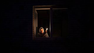 Une habitante lors d'une panne de courant, à Borodyanka, dans la région de Kyiv, en Ukraine, jeudi 20 octobre 2022.