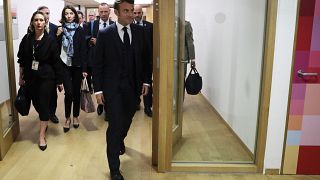 O presidente francêsc Emmanuel Macron, centro, chega para uma reunião bilateral com o chanceler alemãoc Olaf Scholz