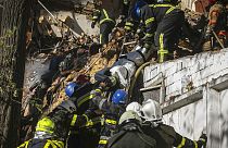 Kiew: Feuerwehrleute bergen eine Person aus einem von Drohnen bombardierten Gebäude, 17.10.2022