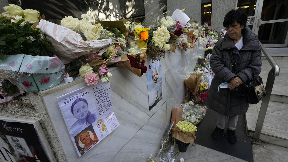 К дому, где жила погибшая девочка, приносят цветы и мягкие игрушки. Париж, Франция. 19 октября 2022.