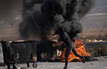 متظاهر فلسطيني يستخدم مقلاعًا خلال اشتباكات مع قوات الجيش الإسرائيلي في مدينة رام الله بالضفة الغربية.