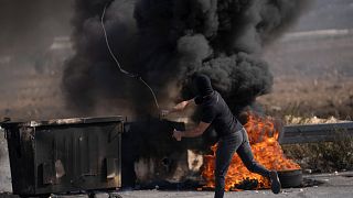متظاهر فلسطيني يستخدم مقلاعًا خلال اشتباكات مع قوات الجيش الإسرائيلي في مدينة رام الله بالضفة الغربية.