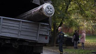 Un camión transporta los restos de un misil tras un ataque ruso en Zaporiyia