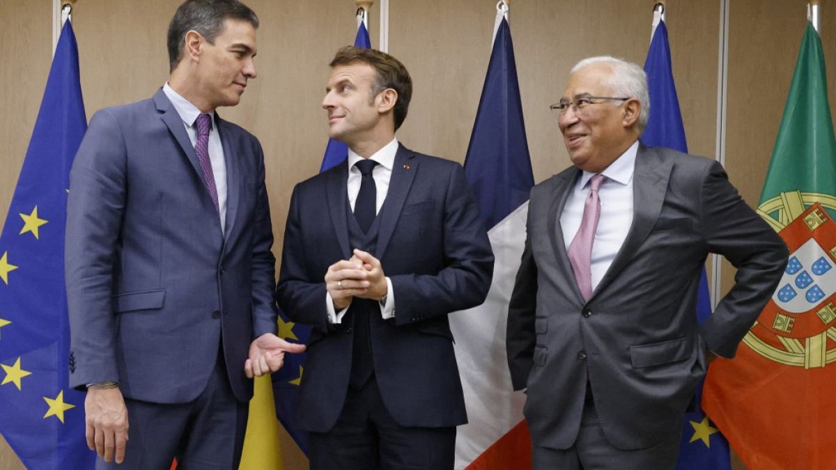 Pedro Sánchez, primeiro-ministro de Espanha, Emmanuel Macron, presidente de França, e António Costa, primeiro-ministro de Portugal