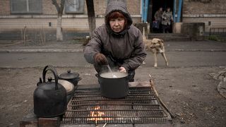 Gázellátás híján a szabad ég alatt fűz egy ukrán asszony Bucsában