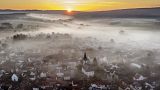 مدينة فيرهايم بالقرب من فرانكفورت ، ألمانيا ، مع شروق الشمس يوم الجمعة 30 سبتمبر 2022.