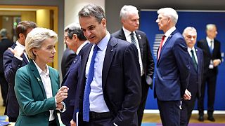 Συνομιλία Φον Ντερ Λάιεν - Μητσοτάκη στη Σύνοδο Κορυφής της ΕΕ