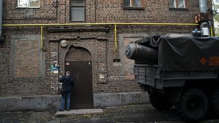 Остатки российской ракеты вывозят из Запорожья после удара