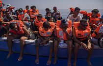 مجموعة يعتقد أنها مهاجرة من تونس على متن قارب خشبي غير مستقر-29 يوليو 2021.