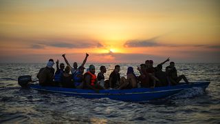 مهاجرون تونسيون على متن قارب خشبي خلال عملية إنقاذهم في المتوسط 