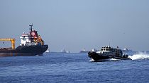 Ukrayna'dan gelen tahıl yüklü kargo gemisi ve bu gemide kontrol yapmak üzere içinde Türk, Ukrayna, Rus ve BM yetkililerin bulunduğu tekne