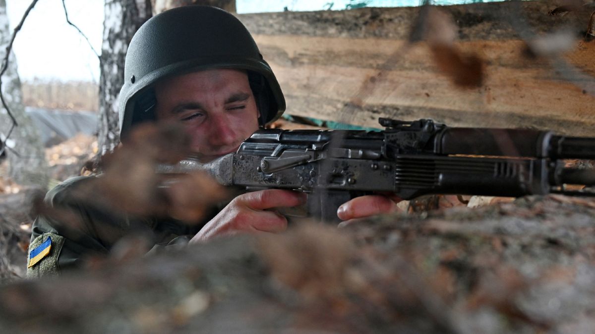 جندي من الحرس الوطني الأوكراني يتخذ موقعه في خندق في شمال منطقة خاركيف.