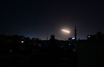 الدفاع الجوي السوري يعترض صاروخاً إسرائيلياً في السماء فوق العاصمة السورية دمشق. 2020/02/24
