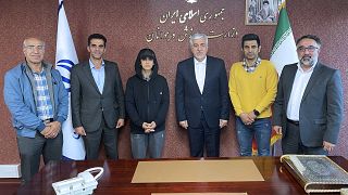 La sportive Elnaz Rekabi photographiée par le ministère iranien des Sports et de la Jeunesse, aux côtés du ministre Hamid Sajjadi, à Téhéran, le 19 octobre 2022.