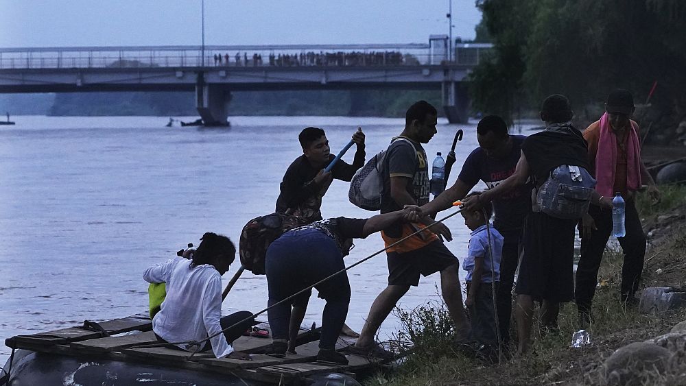 Photo of México: Disminuyen cruces de migrantes tras nuevas reglas para Venezuela