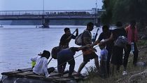 Des migrants vénézuéliens franchissent le fleuve côtier Suchiate, à la frontière entre le Mexique et le Guatemala, près de Cuidad Hidalgo, le 4 octobre 2022.