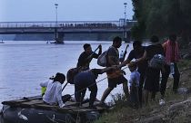 Des migrants vénézuéliens franchissent le fleuve côtier Suchiate, à la frontière entre le Mexique et le Guatemala, près de Cuidad Hidalgo, le 4 octobre 2022.