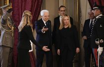 La nouvelle Première ministre italienne Giorgia Meloni accompagnée du Président Sergio Mattarella au palais du Quirinal à Rome, le 22 octobre 2022.