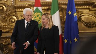 الرئيس الإيطالي سيرجيو ماتاريلا ورئيسة الوزراء الإيطالية المعينة حديثًا جيورجيا ميلوني خلال مراسم أداء اليمين في قصر كويرينال الرئاسي في روما.