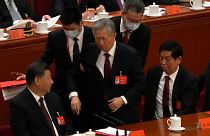 из президиума ХХ съезда коммунистической партии Китая выводят бывшего лидер страны Ху Цзиньтао