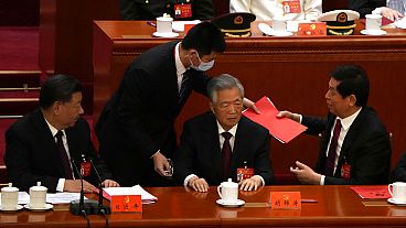 из президиума ХХ съезда коммунистической партии Китая выводят бывшего лидер страны Ху Цзиньтао