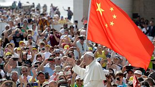 العلم الوطني الصيني يرفرف أمام البابا فرانسيس في الفاتيكان.