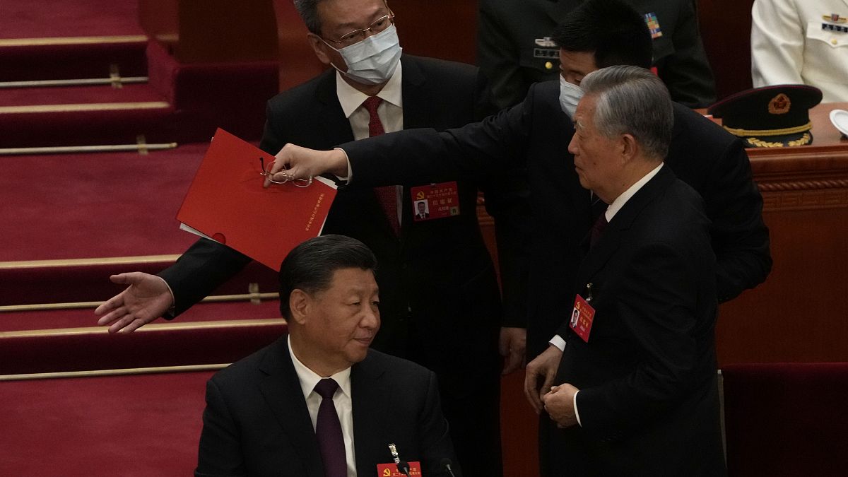 إخراج الرئيس الصيني السابق هو جينتاو من القاعة خلال الحفل الختامي للمؤتمر الوطني العشرين للحزب الشيوعي الصيني الحاكم في قاعة الشعب في بكين.