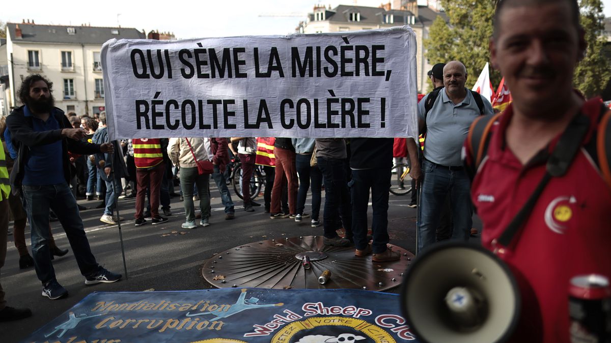 متظاهرون يحملون لافتة كتب عليها "من يزرع البؤس يجني الغضب" خلال مظاهرة في نانت، غرب فرنسا. 2022/10/18