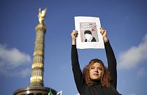Az iráni nők jogaiért tüntető nő Berlinben