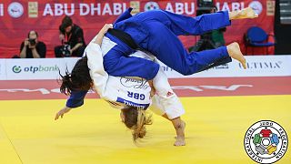 Bárbara Timo e Lucy Renshall na final de -63kg, em Abu Dhabi.