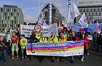 Участники демонстрации в Берлине с плакатом "Солидарность через кризис"