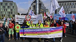 Участники демонстрации в Берлине с плакатом "Солидарность через кризис"