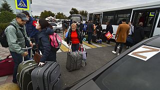 Des civils évacués par les autorités prorusses de Kherson à leur arrivée à la gare ferroviaire de Dzhankoi, en Crimée, le 21 octobre 2022.