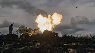 المدفعية الأوكرانية تطلق قذائفها قرب باخموت في منطقة دونيتسك 