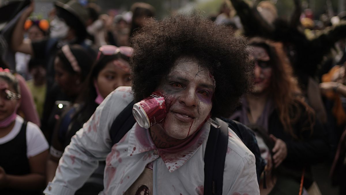 Einer der Untoten bei der Parade in Mexiko-Stadt