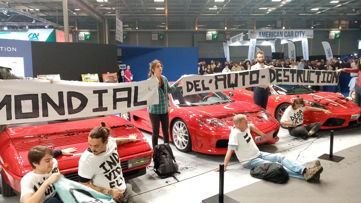 Protest von Extinction Rebellion Aktivisten in Paris - sie kleben sich an Sportwagen fest