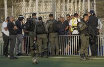 Les équipes de secours et la police israéliennes sur les lieux où le suspect a été abattu et arrêté à Jérusalem-Est, le 22 octobre 2022.