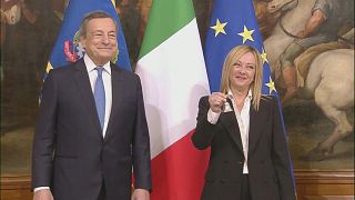 Mario Draghi és Giorgia Meloni a csengő-ceremónián Rómában 2022. október 23-án
