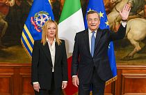 Giorgia Meloni neben Mario Draghi im Palast Chigi