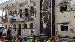 فندق بمدينة كيسمايو في الصومال بعد أن تعرض لانفجار في 13/07/2019