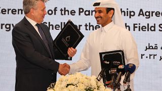 وزير الطاقة القطري سعد شريده الكعبي والرئيس التنفيذي لشركة شل بن فان بوردن يعقدان حفل توقيع في الدوحة. 2022/10/23