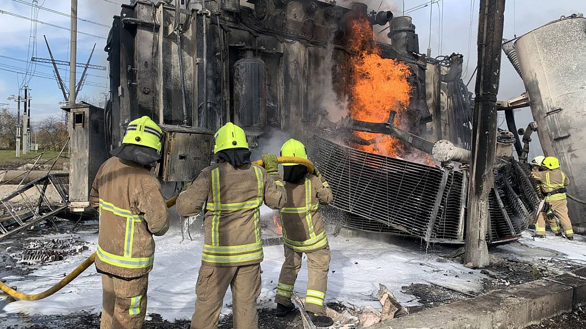 Украинские пожарные тушат возгорание на энергетическом объекте в Ровненской области