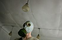 Estudiante ucraniano con una máscara antigás.
