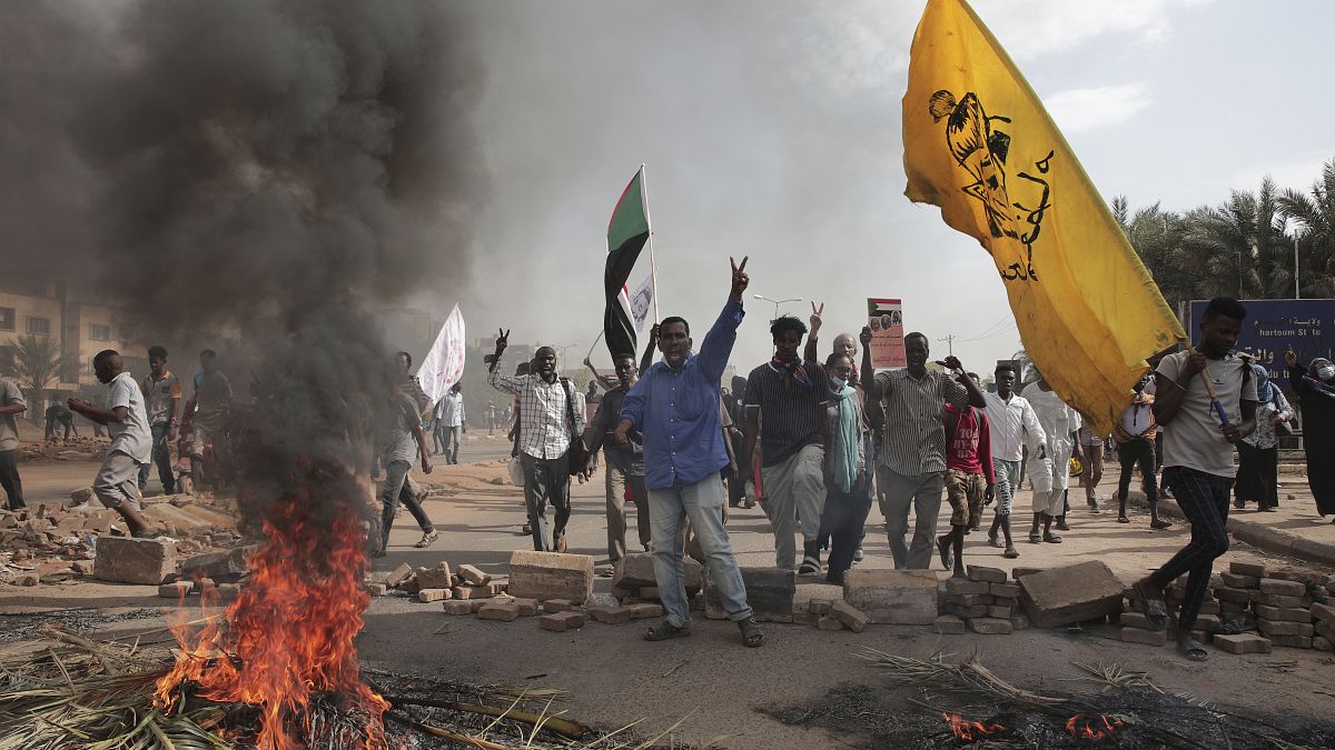 متظاهرون سودانيون يشاركون في مسيرة في الخرطوم للمطالبة بعودة الحكم المدني. 2022/10/21