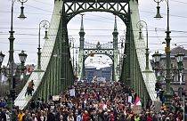 Macaristan'ın başkenti Budapeşte'deki Özgürlük Köprüsü'nden geçen protestocular
