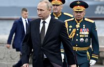 Ministro da Defesa russo (mesmo atrás de Putin) telefonou aos homólogos da NATO para alertar da ofensiva
