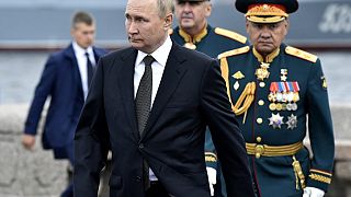 Ministro da Defesa russo (mesmo atrás de Putin) telefonou aos homólogos da NATO para alertar da ofensiva