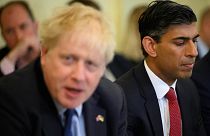 Boris Johnson junto a Rishi Sunak