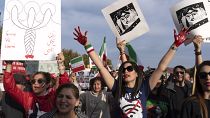 Weiterhin demonstrieren auch Menschen im Ausland in Solidarität mit der iranischen Protestbewegung